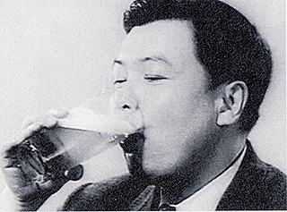 テレビＣＭでアサヒビールを飲む三國一朗画像
